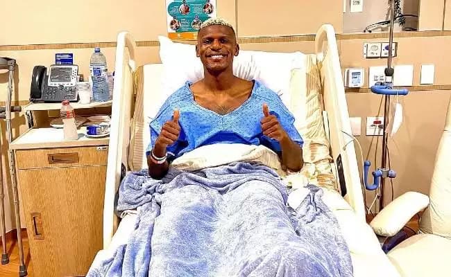 No hospital após a cirurgia no tornozelo: ele se recuperou para a Copa (Foto: Divulgação/ São Paulo FC)