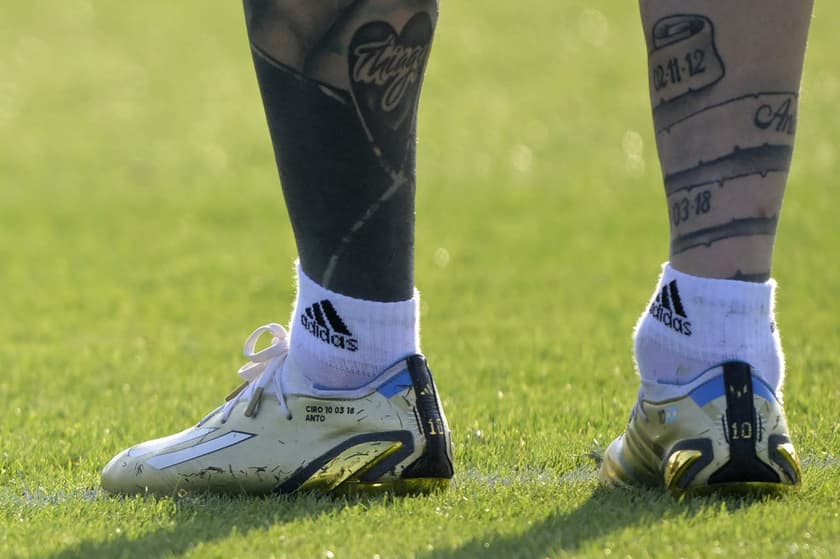 Pernas de Messi com as suas tatuagens em homenagem aos filhos