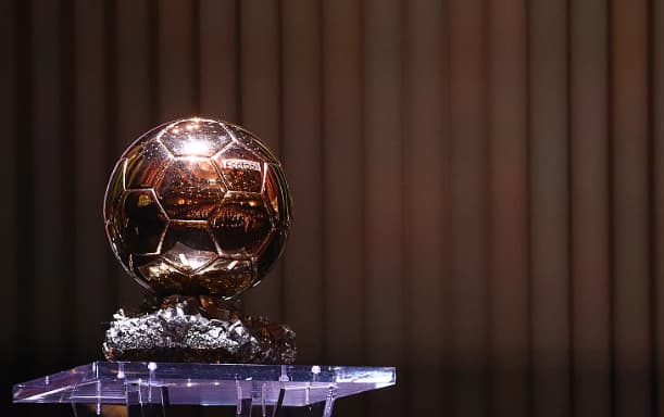 Bola de Ouro exposta (Foto: AFP)