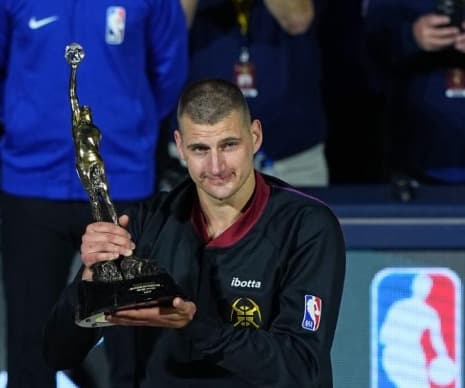 Nikola Jokic com o troféu de MVP (Foto: Reprodução)