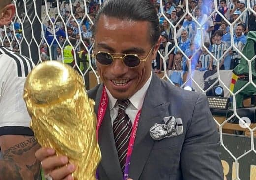 Salt Bae conseguiu segurar o troféu da Copa do Mundo