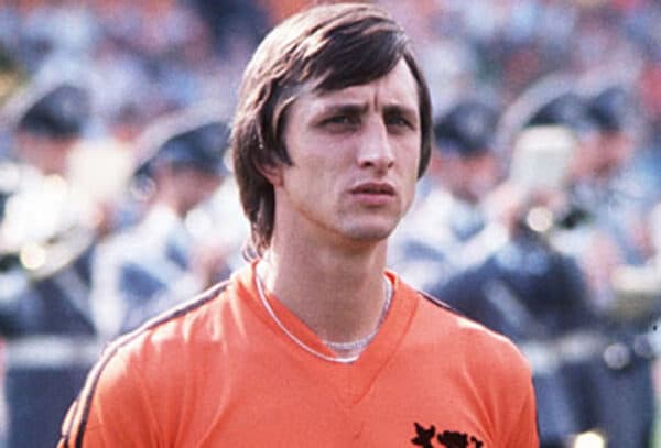 Cruyff é amplamente considerado um dos maiores jogadores de todos os tempos