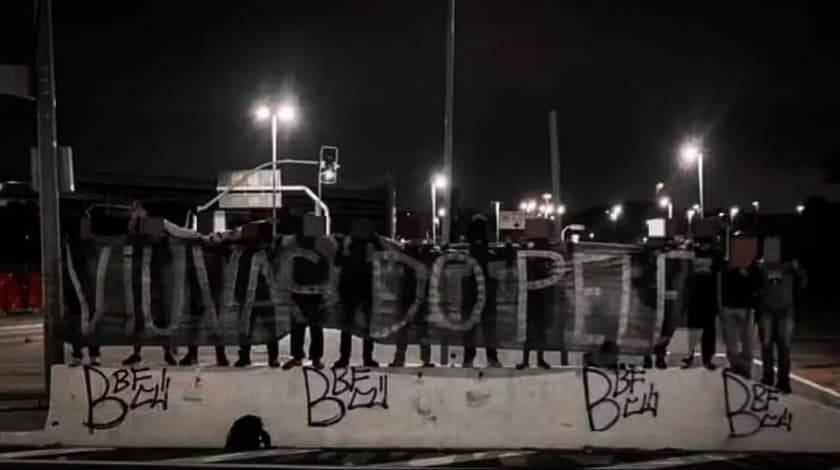 torcedores_fazem_provocacoes_ao_santos_5ebn_Easy-Resize.com (1)