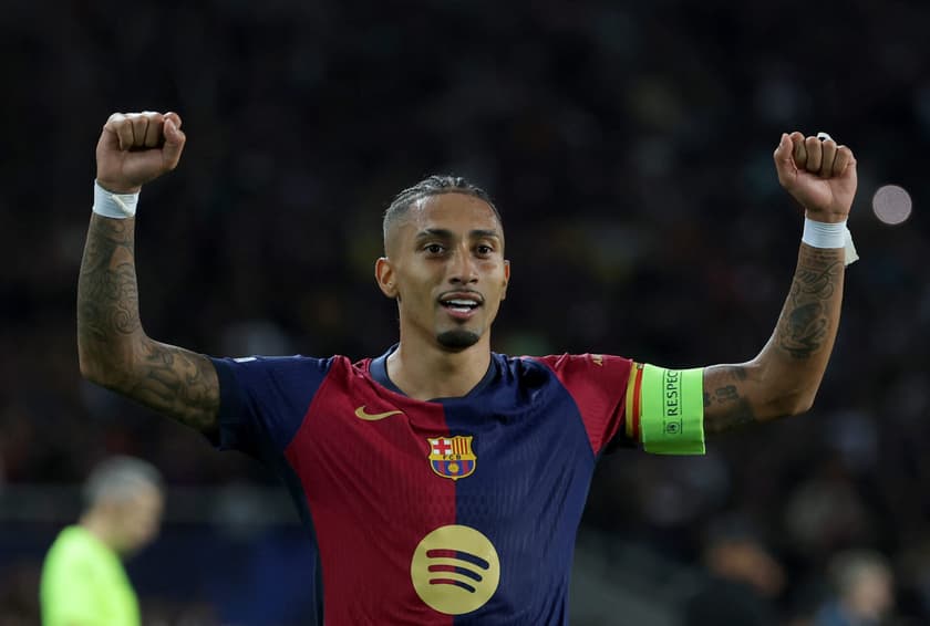 Raphinha comemora gol marcado sobre o Bayern de Munique em vitória do Barcelona na Champions League (3)