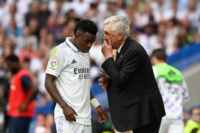 Ancelotti e Vini Jr juntos ganharam o Campeonato Espanhol e a Champions League na temporada 2023-24 (Foto: Paul Ellis/AFP)