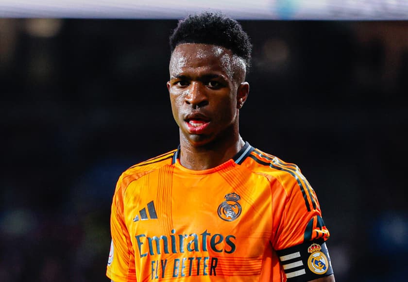 Vini Jr com a faixa de capitão em partida pelo Real Madrid