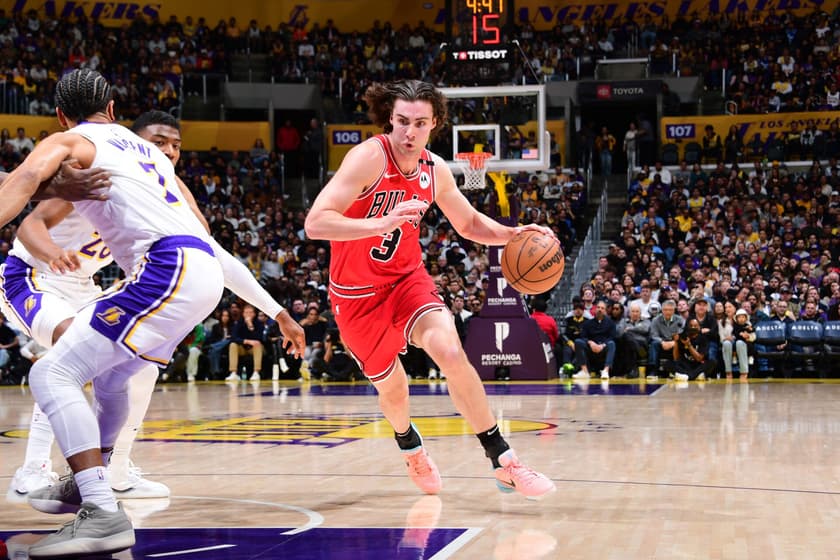 Chicago Bulls v Los Angeles Lakers