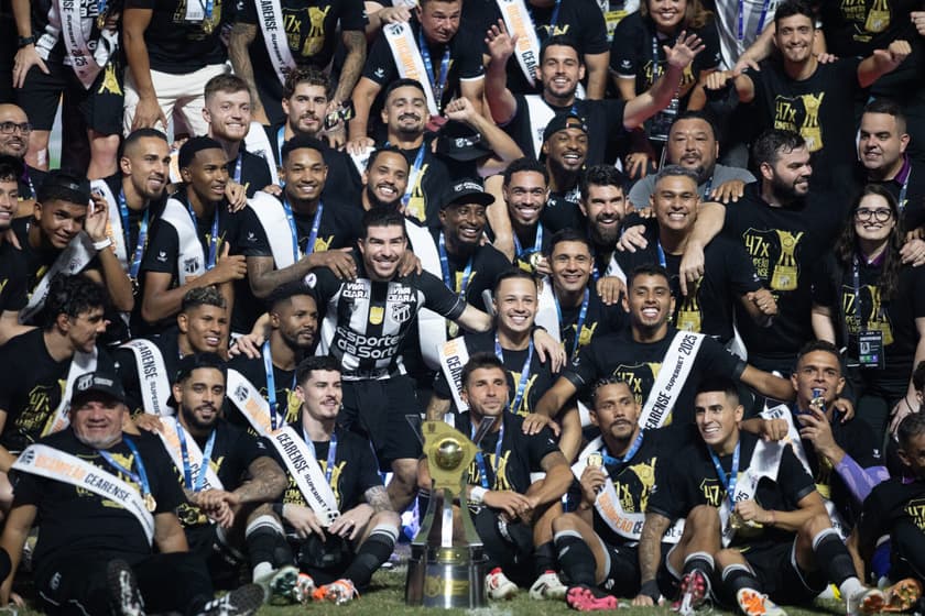 Jogadores do Ceará comemoram titulo de campeão cearense com o troféu. (foto: Baggio Rodrigues/AGIF)