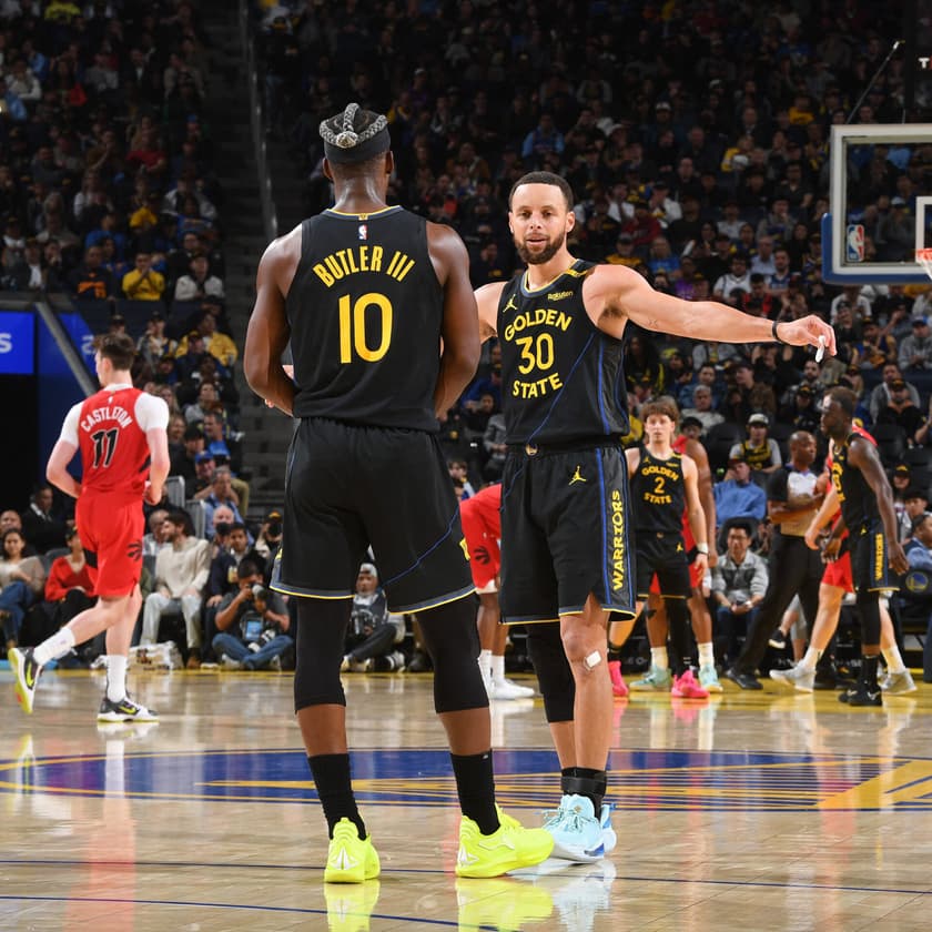 Jimmy Butler e Stephen Curry em jogo do Golden State Warriors (Foto: Noah Graham/NBAE via Getty Images/AFP)