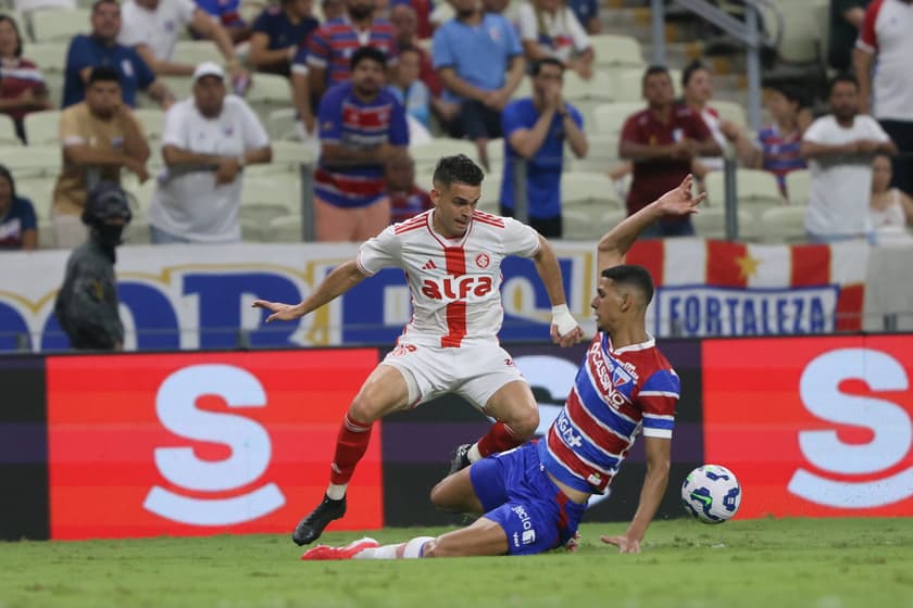 Fortaleza x Internacional - Gustavo Mancha contra Rafael Borré (Foto: Ricardo Duarte/SC Internacional)