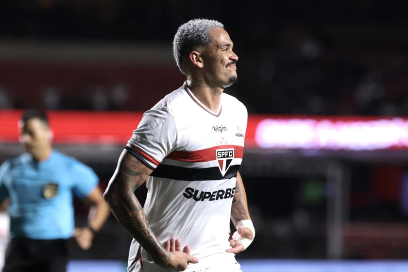 Luciano comemora gol pelo São Paulo
