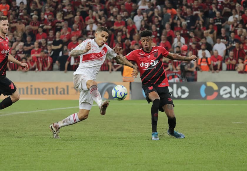 Paolo Guerrero, do Inter, em duelo contra o Robson Bambu, do Athletico-PR (Foto: Joao Vitor Rezende Borba/AGIF)