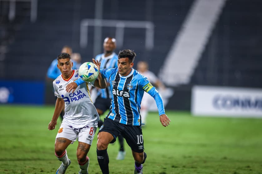 Cristaldo em disputa de bola no empate do Grêmio com o Atlético Grau-PER. (Foto: Lucas Uebel/Grêmio FBPA)