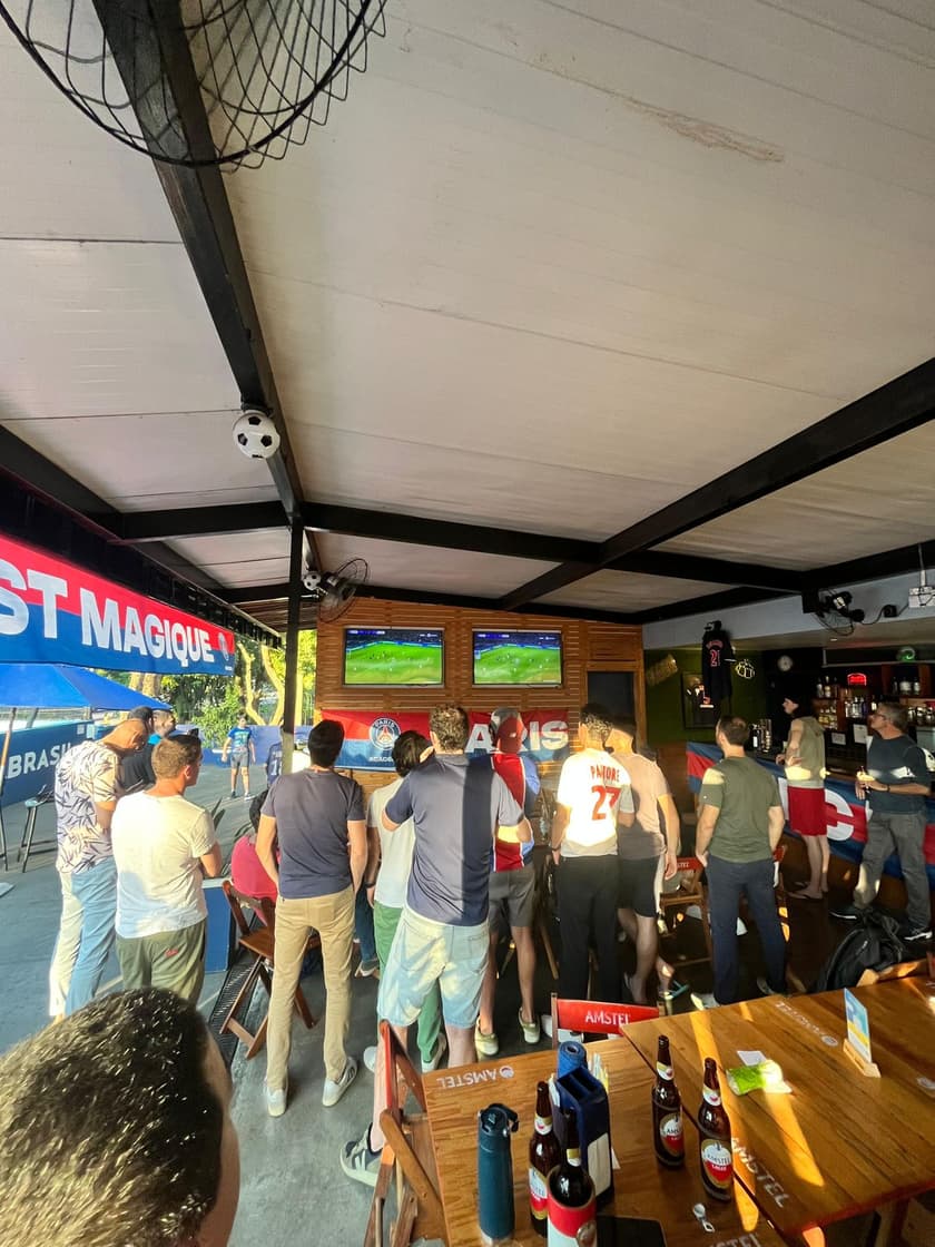 Torcedores do PSG assistem ao jogo contra o Arsenal valendo vaga na final da Champions (Foto: Divulgação/PSG Academy)