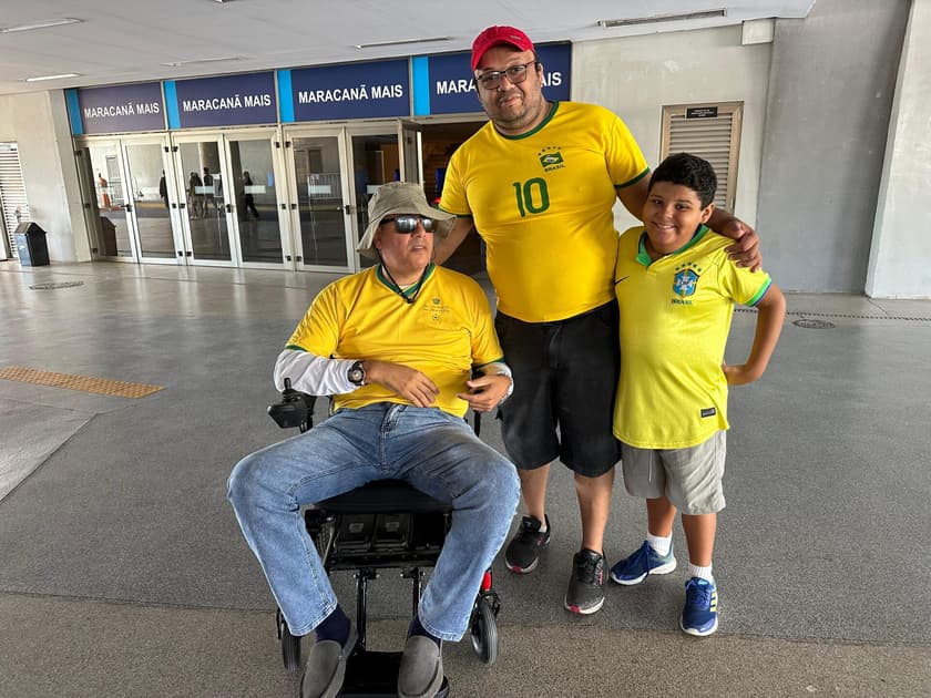 Família visita exposição em homenagem ao Rei Pelé (Foto: Lucas Bayer/Lance!)