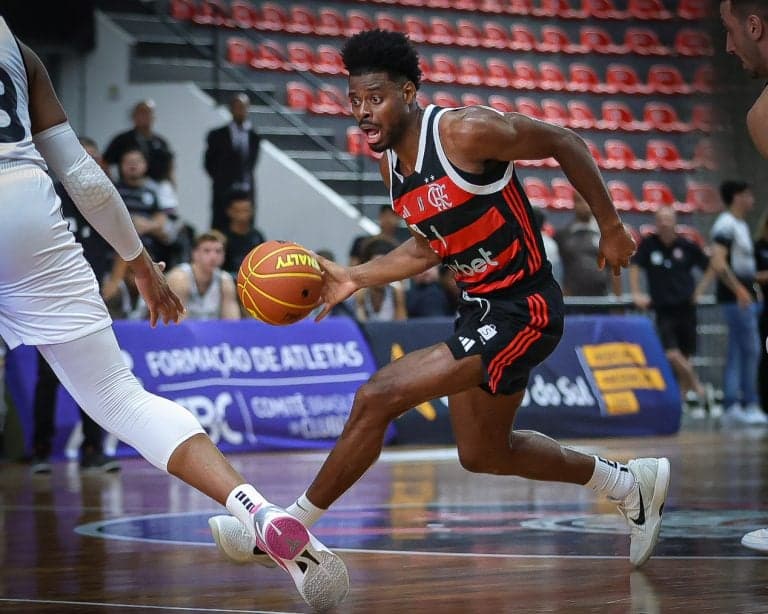 Gui Deodato em ação durante jogo entre Flamengo e Corinthians pelo NBB (Foto: Divulgação/NBB)