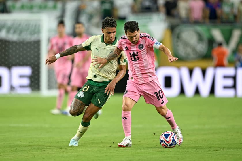 Messi em ação contra o Palmeiras pelo Mundial (Foto: PATRICIA DE MELO MOREIRA / AFP)