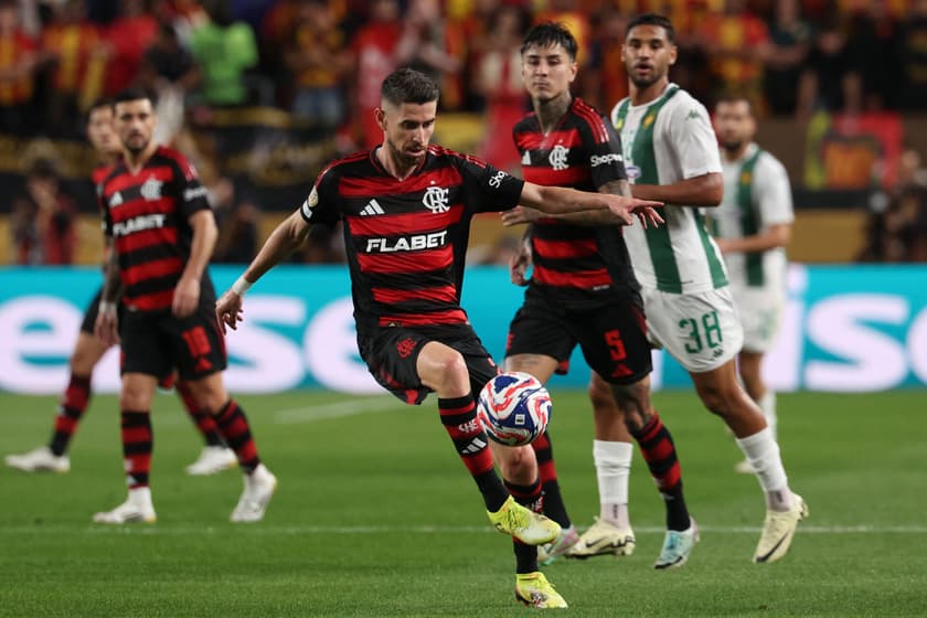 Jorginho em ação no duelo entre Flamengo e Espérance, pelo Mundial de Clubes (Foto: Franck Fife/AFP)
