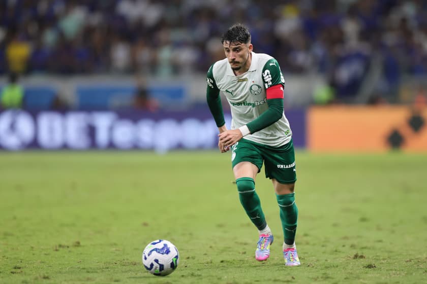 Com problema no ombro, Piquerez desfalca a escalação titular do Palmeiras e será substituído por Vanderlan no duelo contra o Fluminense, no Maracaná, pelo Campeonato Brasileiro (Foto: Gilson Lobo/AGIF)