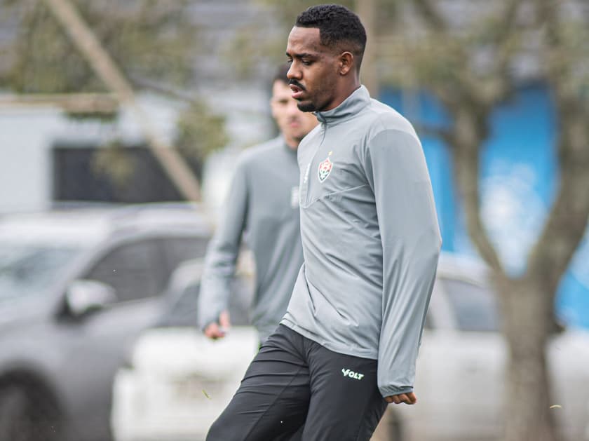 Edu treina pelo Vitória em Porto Alegre (Foto: Victor Ferreira / EC Vitória)