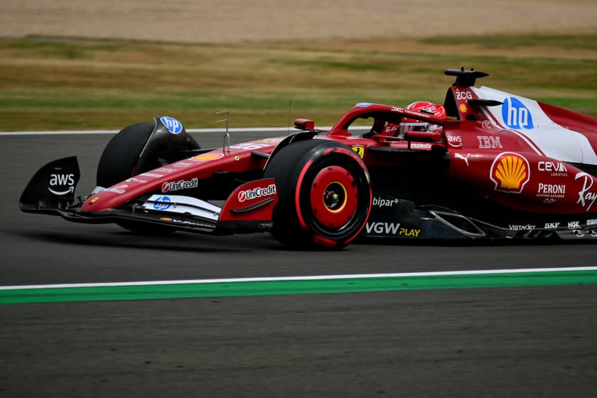 Companheiro de Lewis Hamilton na Ferrari,  Charles Leclerc no treino classificatório para o GP da Inglaterra (foto: Andrej ISAKOVIC / AFP)