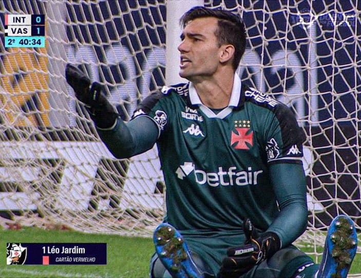 Léo Jardim reclama em Inter x Vasco