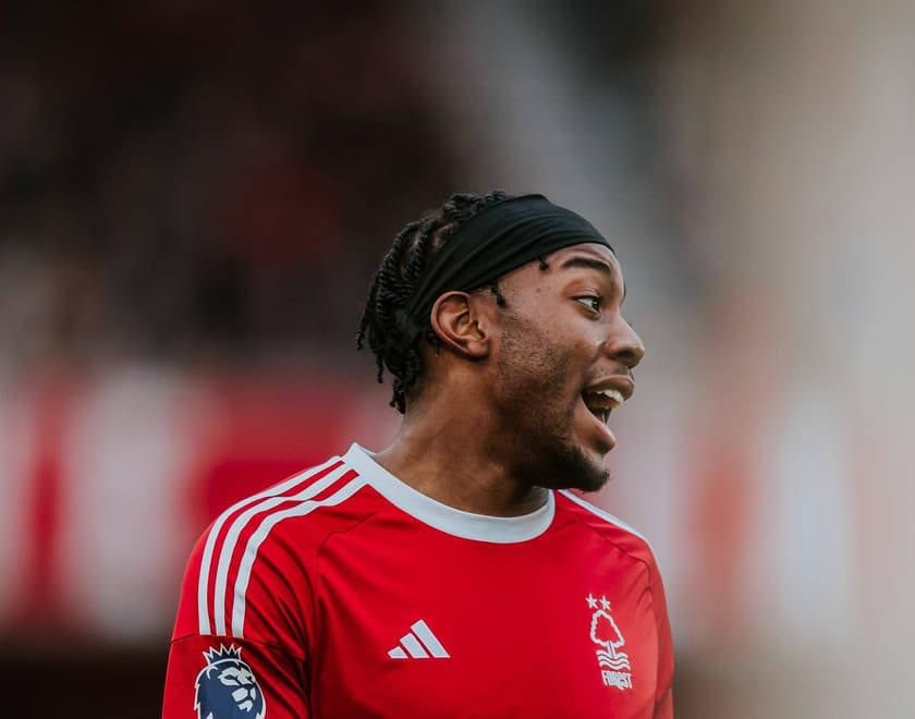Anthony Elanga deixou o Forest para atuar pelo Newcastle na Premier League (Foto: Reprodução)
