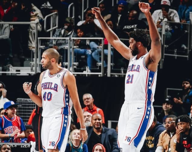 Nicolas Batum e Joel Embiid jogaram juntos na temporada 22/23 pelo Philadelfia 76ers (Foto: Reprodução)