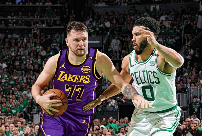 Luka Doncic sendo marcado por Jayson Tatum (Foto: Reprodução)