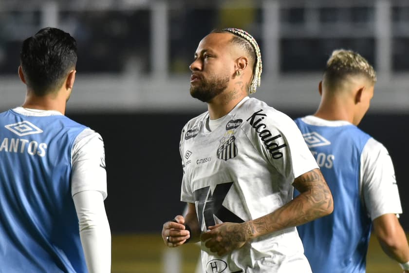 Neymar durante aquecimento antes da partida do Santos contra o Flamengo na Vila Belmiro pelo Brasileirão