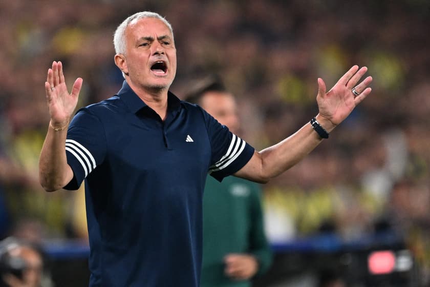 José Mourinho durante o empate em 0 a 0 entre Fenerbahce e Benfica (Foto: Ozan KOSE / AFP)