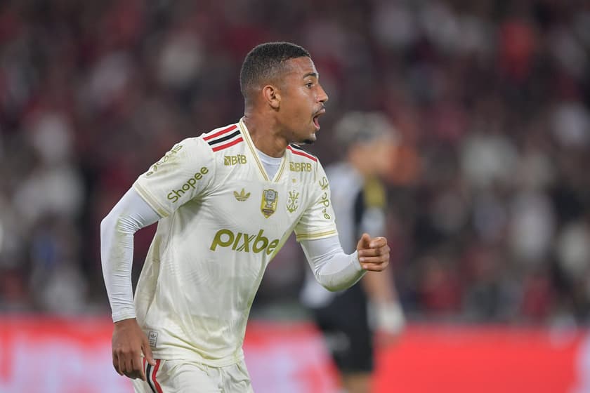 Samuel Lino em sua estreia pelo Flamengo (Foto: Foto: Thiago Ribeiro/AGIF)