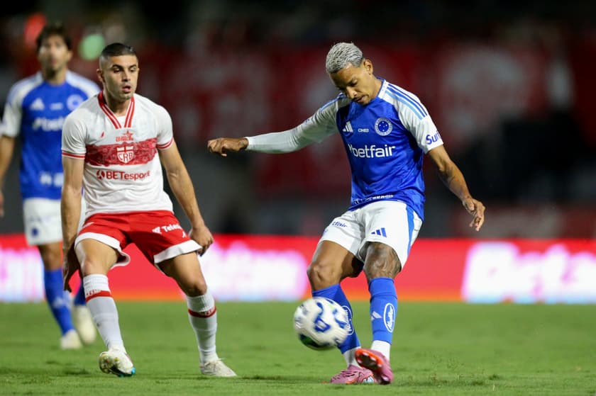 Matheus Pereira, meia do Cruzeiro, em jogo contra o CRB (Foto: Marlon Costa/AGIF)