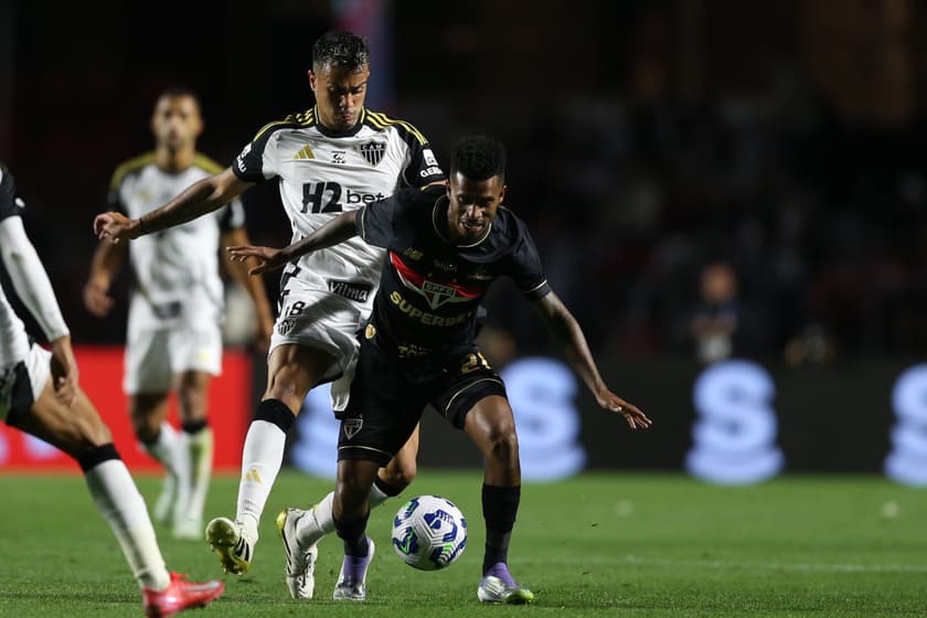 Marcos Antônio caiu no gramado com dores (Foto: Marlon Costa/AGIF)