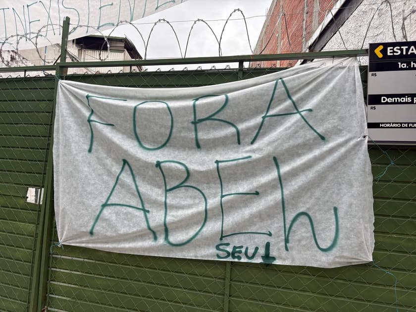 Protestos de parte da torcida do Palmeiras em frente ao Allianz Parque (Foto: Vitor Palhares/Lance!)