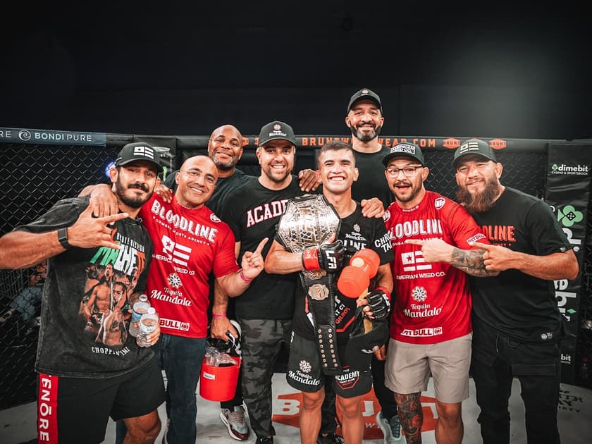 Campeão da LFA, ''Chapolin'' posa com equipe (FOTO: Reprodução Instagram Eduardo Henrique)