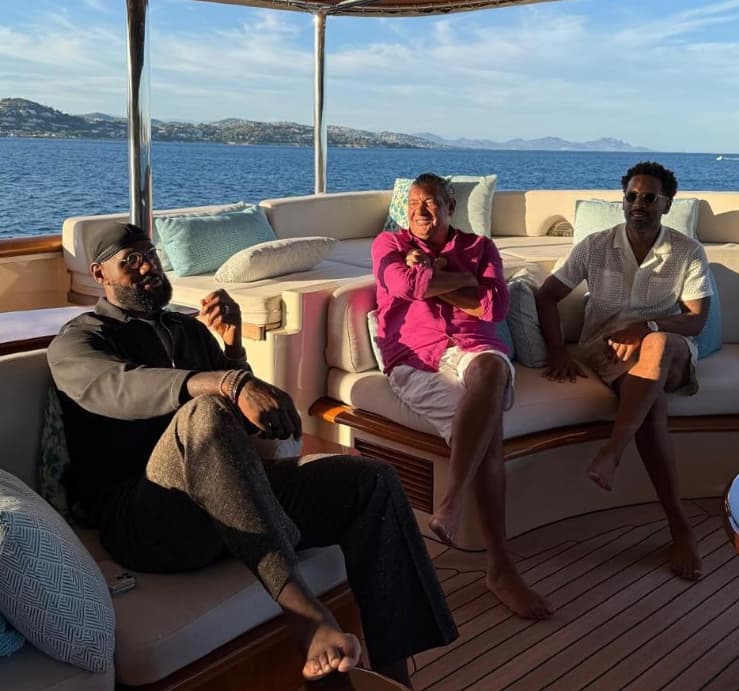 LeBron James e Misko Raznatovic reunidos na França (Foto: Reprodução)