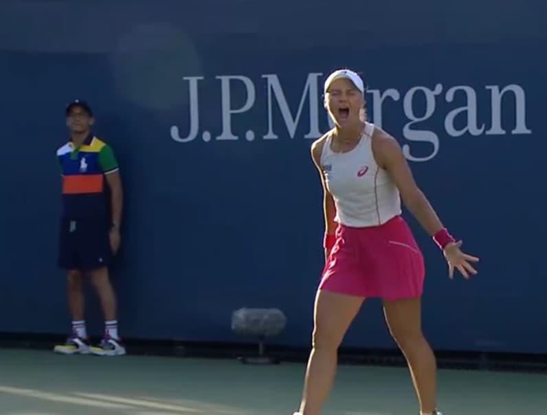 Laura Pigossi comemora vitória na primeira rodada do qualifying (Foto: Reprodução)