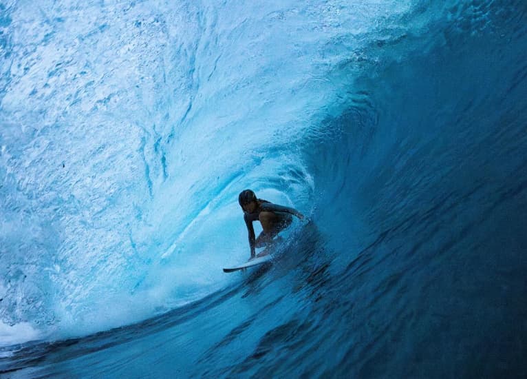Kelia Gallina, de apenas 12 anos em Teahupoo (Foto: Reprodução)
