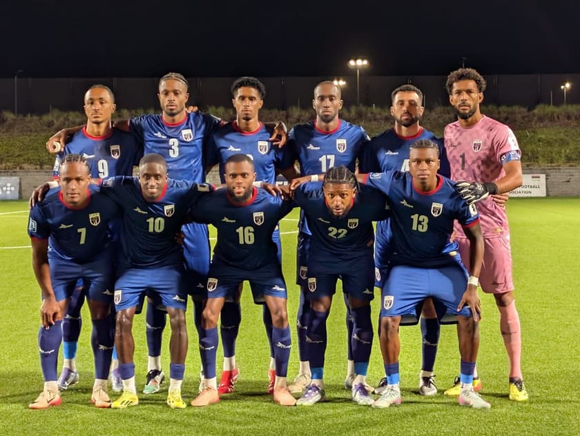 Jogadores de Cabo Verde perfilados antes do jogo contra Camarões.