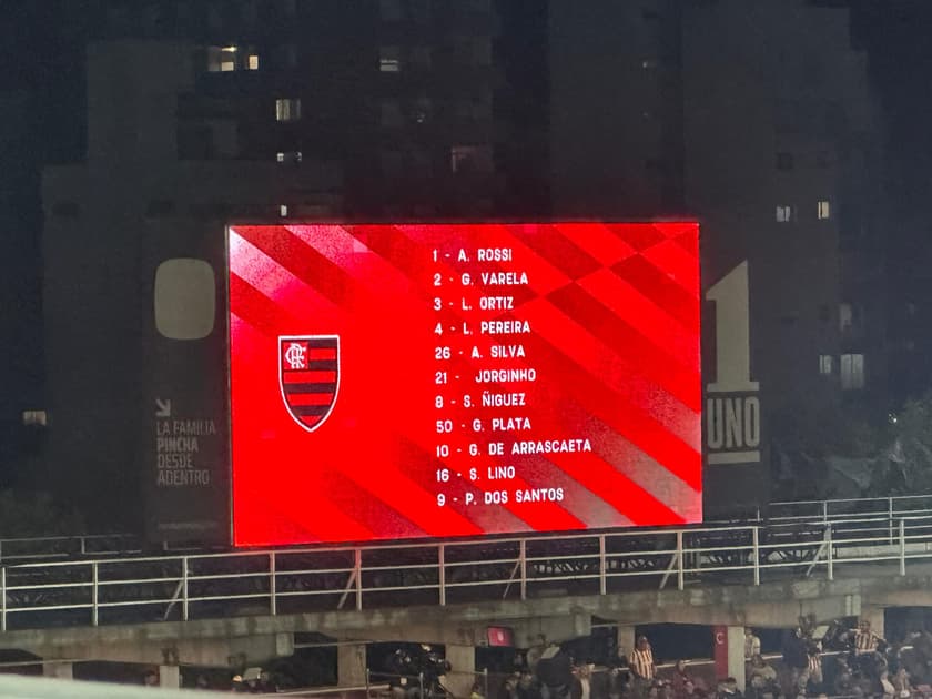 Escalação do Flamengo no telão do estádio em La Plata (Foto: Lucas Bayer / Lance!)