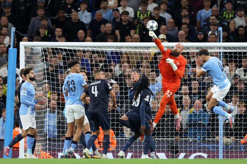Goleiro Milinkovic-Savic trabalhando durante o primeiro tempo de Manchester City e Napoli (Foto: Darren Staples/AFP)