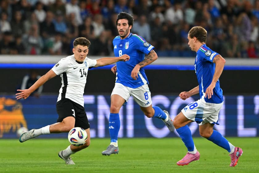Jogadores da Itália e Estônia disputando a bola no confronto válido pelas Eliminatórias (Foto> Andreas Solaro/ AFP)
