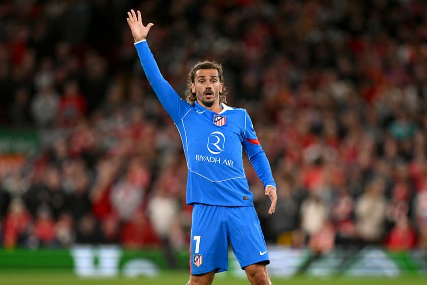 O Atlético de Madrid, de Antoine Griezmann, se prepara para receber o Rayo Vallecano por La Liga (Foto: Oli SCARFF / AFP)