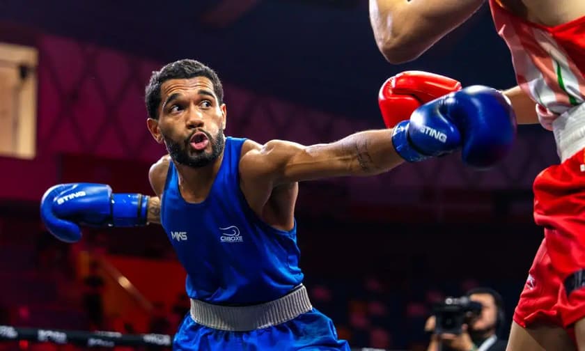 Luiz Oliveira, bolinha, vai às quartas de final no Mundial de Boxe Liverpool 2025 (Foto: Jacob Hammond/World Boxing)