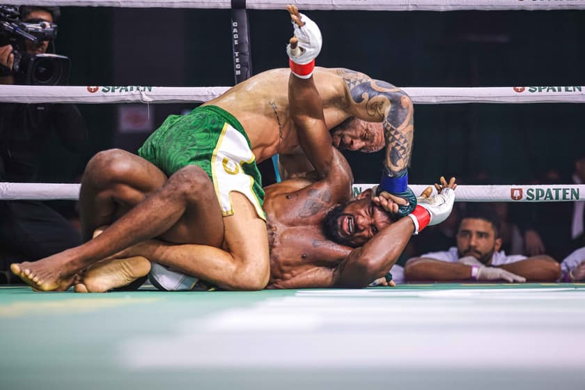 Manchinha usou grappling para vencer (Foto: William Lucas e Gaspar Nóbrega/Inovafoto)