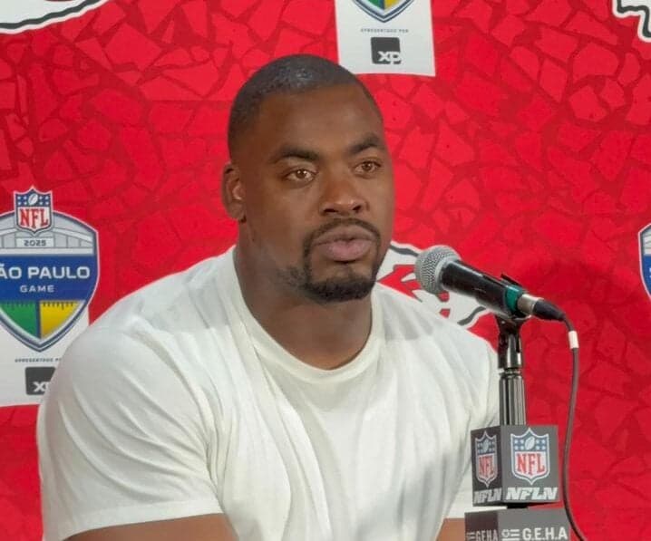 Mahomes se declara ao Brasil após derrota na NFL e responde sobre qualidade do gramado