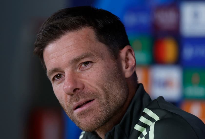 Xabi Alonso em coletiva de imprensa antes da estreia do Real Madrid na Champions League (Foto: Pierre-Philippe Marcou/AFP)