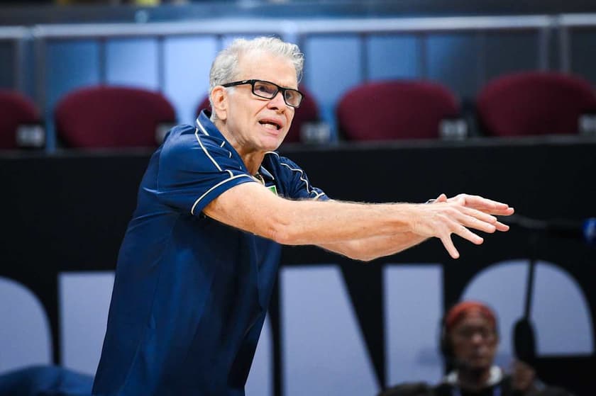 Bernardinho no comando do Brasil contra a República Tchéquia no Mundial de vôlei (Foto: Divulgação Volleyball World)<br>