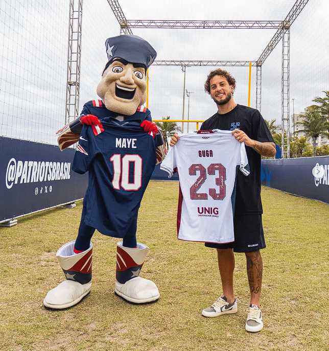Guga, do Fluminense, com o mascote do Patriots (Foto: Reprodução / Instagram)